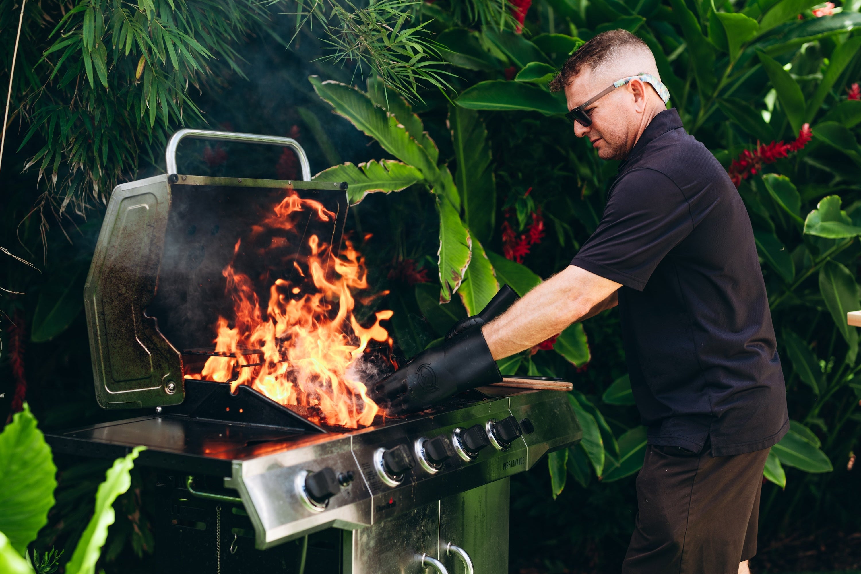 MagneCHEF Magnetic Easy On & Off BBQ Gloves
